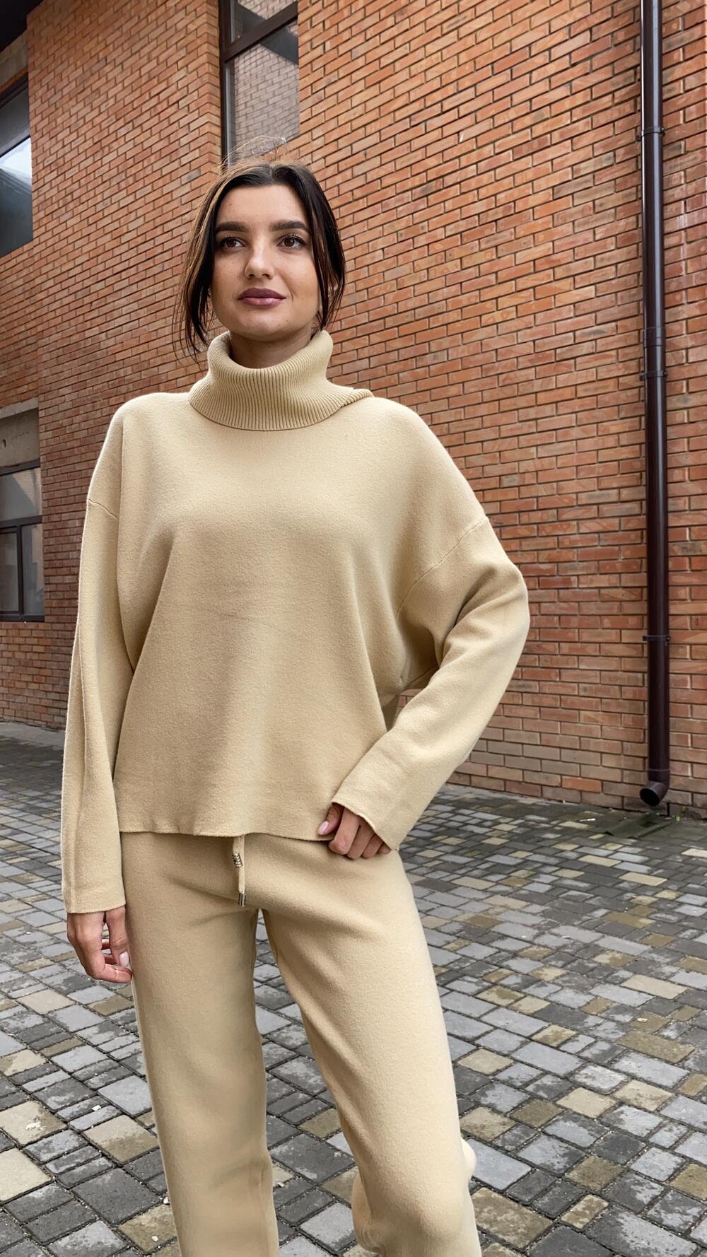 Костюм трикотажний, светр з високим комірцем та джогери Lara made in Italy Кремовий, L/XL