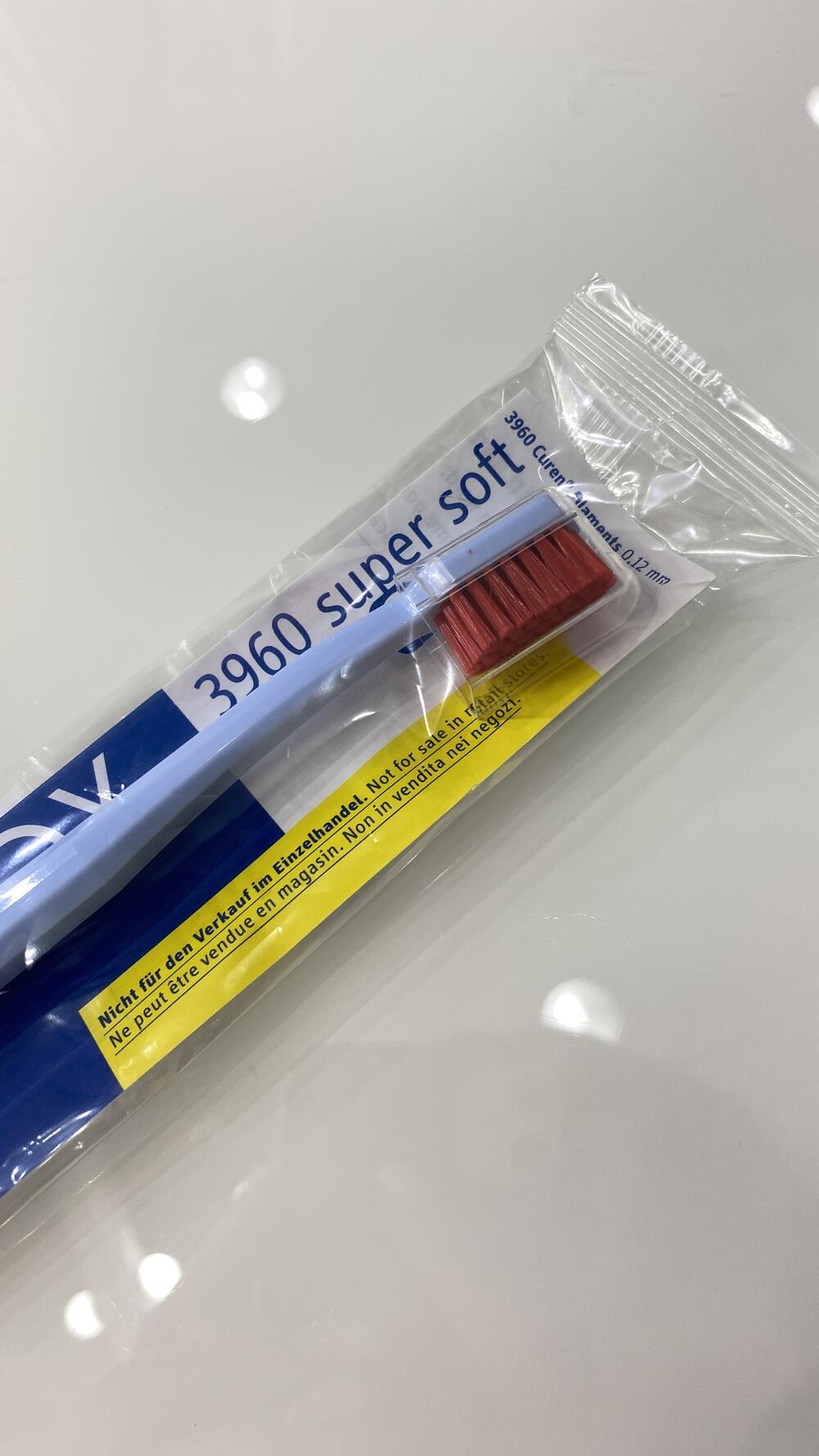 Зубна щітка «Supersoft” блакитна з червоним поліетилен 3960 d 0.12 mm Curaprox