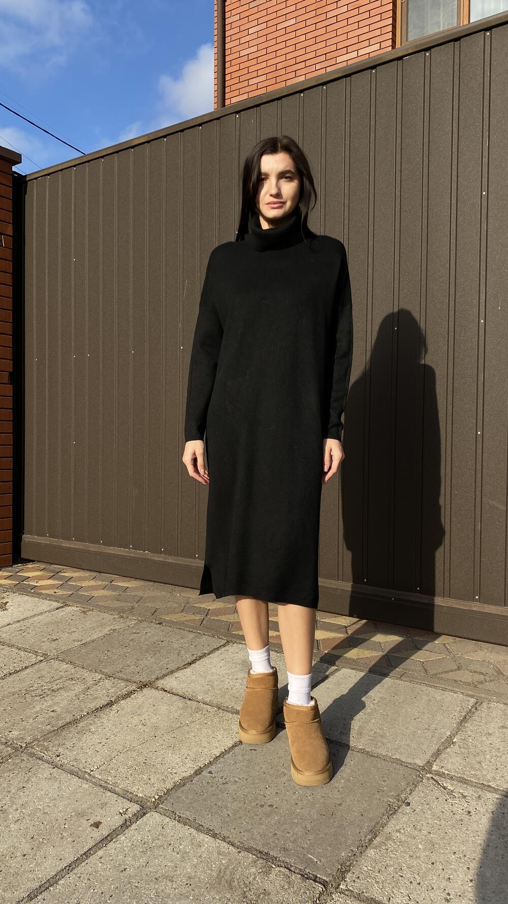 Сукні з горлом з маленькими розрізами по боках Lara Oversize, Чорний