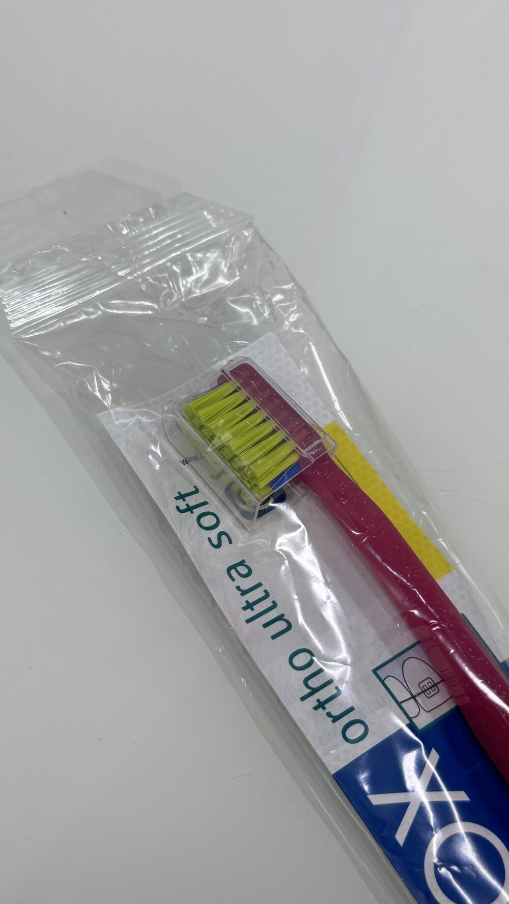 Ортодонтична щітка з поглибленням рожева та жовта ultra soft Curaprox 