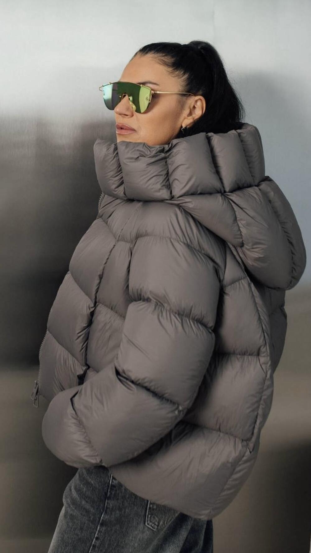 Пуховик короткий з капюшоном 25-563 Сірий, S