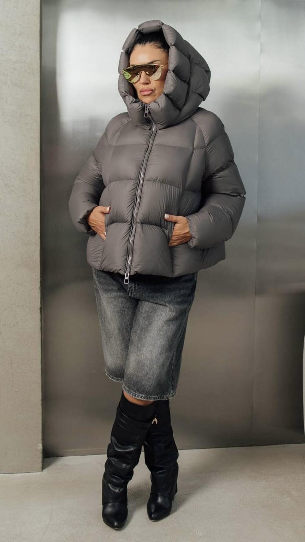 Пуховик короткий з капюшоном 25-563 