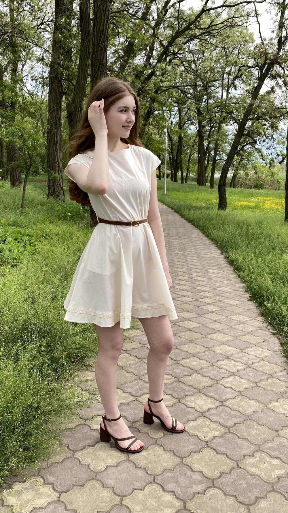 Сукня з мереживом з прошви внизу, коротка 